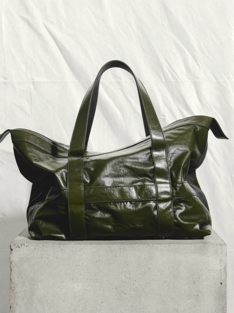 Illustration: skulpturaler Weekender aus gewachstem Canvas