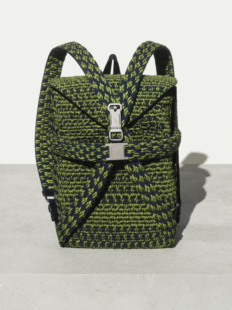 Illustration: eckiger Geflecht-Daypack mit geformten Trägern